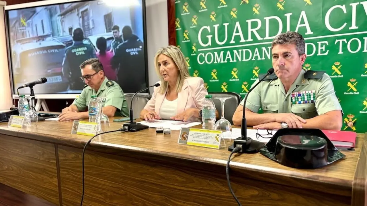 La delegada del Gobierno en Castilla-La Mancha, Milagros Tolón, junto a mandos de la Guardia Civil informando de la operación