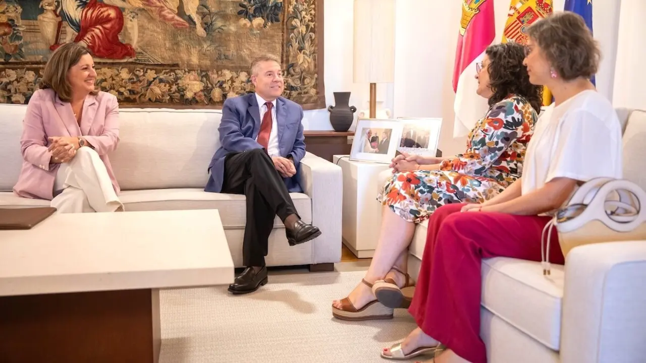 El presidente de Castilla-La Mancha, Emiliano García-Page, ha recibido este lunes en el Palacio de Fuensalida de Toledo, a la secretaria general de UGT en la región, Lola Alcónez