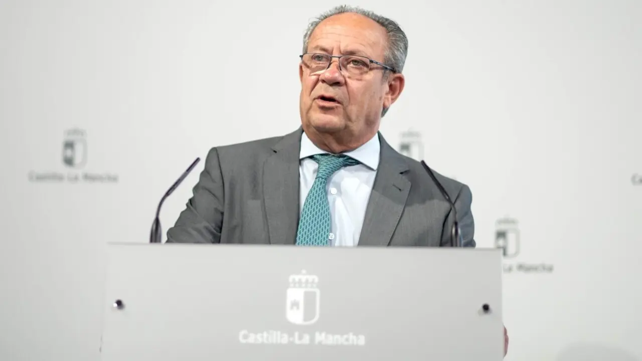 El consejero de Hacienda, Administraciones Públicas y Transformación Digital de Castilla-La Mancha, Juan Alfonso Ruiz Molina, durante la rueda de prensa que ha ofrecido tras la reunión del Consejo de Gobierno
