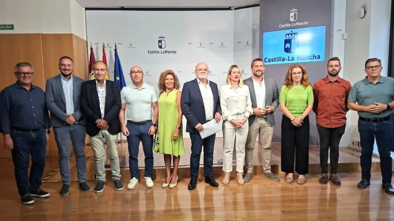 El delegado de la Junta en la provincia de Albacete, Pedro Antonio Ruiz Santos, ha presentado junto a los delegados provinciales el stand de la institución en la Feria de Albacete de 2025