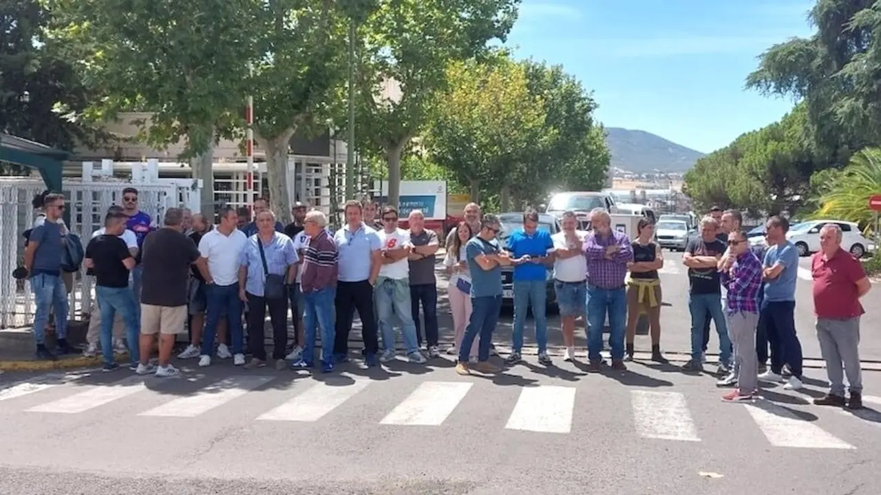Los trabajadores de Eserman bloquean la entrada de Repsol Química en Puertollano tras el anuncio de reconversión logística - EP