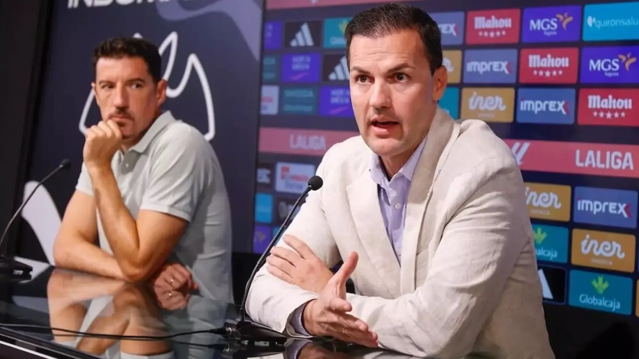 El director deportivo del Albacete Balompié, José Verdú Nicolás, Toché, y el CEO y vicepresidente Víctor Varela, en rueda de prensa