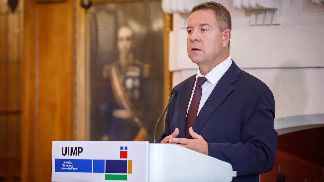 El presidente de Castilla-La Mancha, Emiliano García-Page, interviene en la inauguración del curso ‘De la idea a la acción: los 30 años del Comité de las Regiones y la evolución de la política de cohesión’, de la Universidad Internacional Menéndez Pelayo (UIMP)