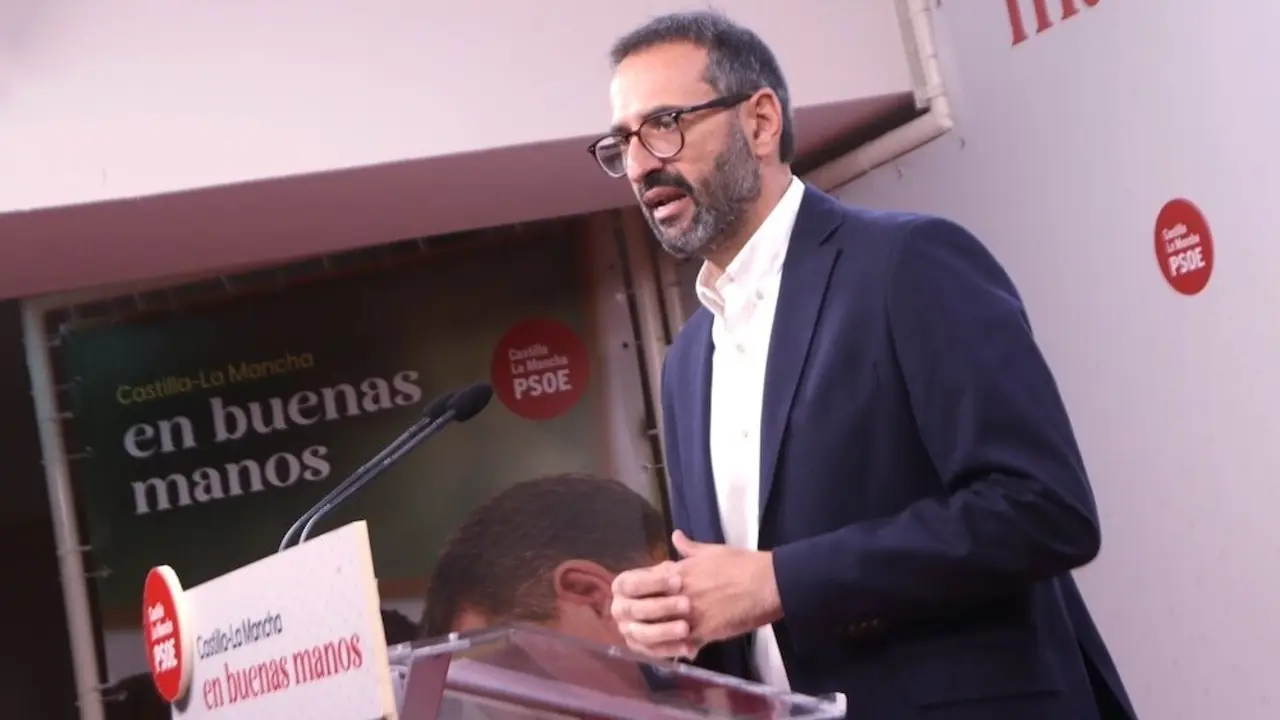 El secretario de Organización del PSOE de Castilla-La Mancha y diputado regional, Sergio Gutiérrez, durante la rueda de prensa que ha ofrecido