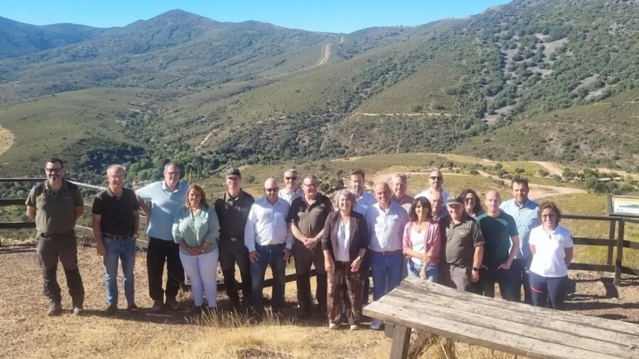 La consejera de Desarrollo Sostenible, Mercedes Gómez, ha inaugurado en Los Navalucillos (Toledo) el acondicionamiento del camino de las Becerras, que da acceso a dos rutas de senderismo incluidas en el Parque Nacional de Cabañeros