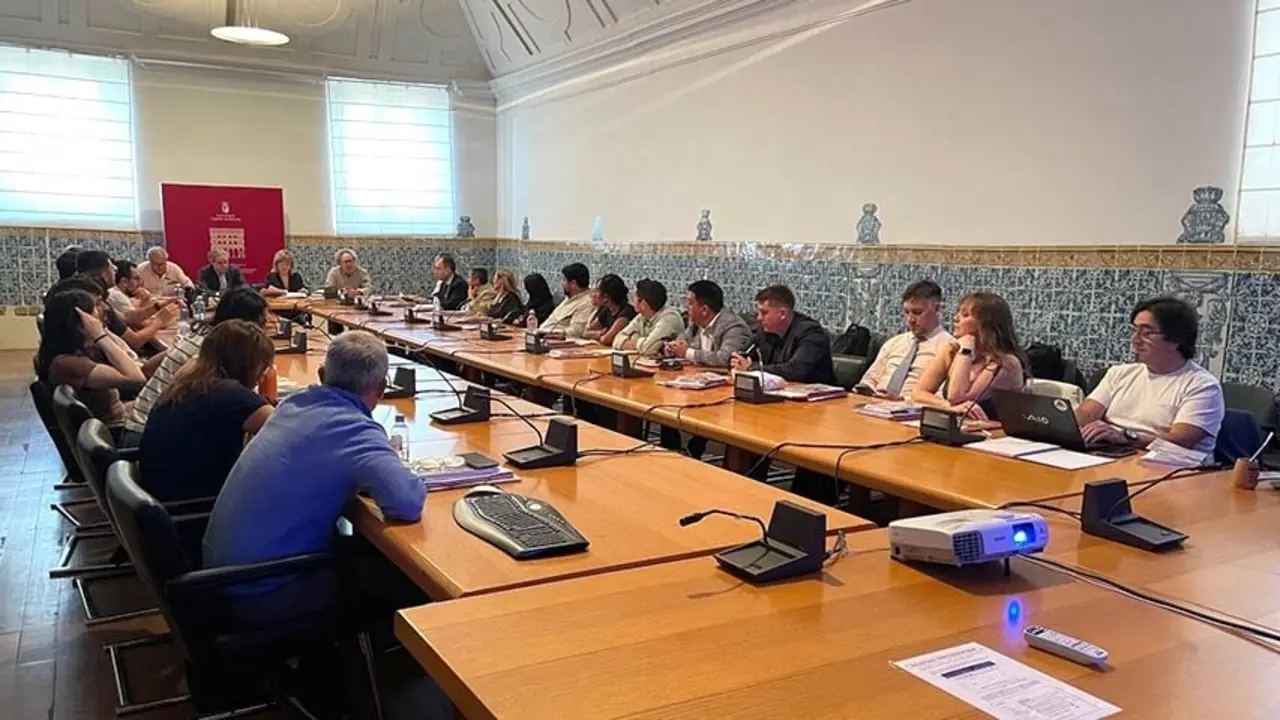 Expertos en Derecho analizan la capacidad de la democracia ante la concentración de poder