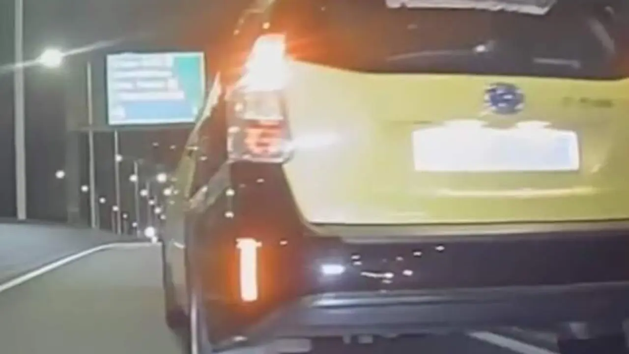 VIDEO. Un taxista se enfada con un motorista, le intenta cegar y provoca un choque