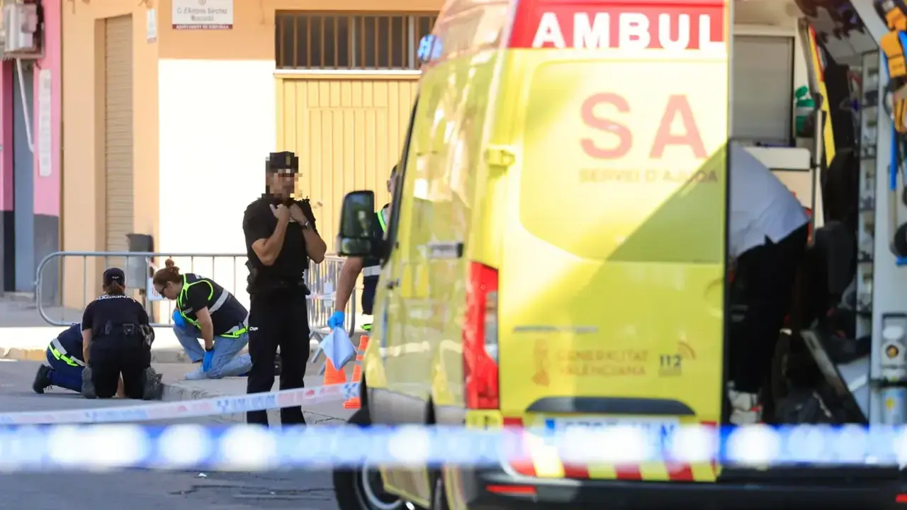 Asesinado a tiros un hombre de unos 35 años a plena luz del día en una plaza, tiroteo, reyerta, atropello, ambulancia,