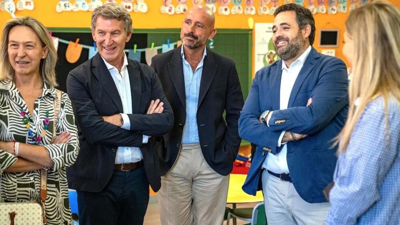 El presidente del PP, Alberto Núñez Feijóo, durante la visita que ha realizado este jueves a una escuela infantil de Guadalajara