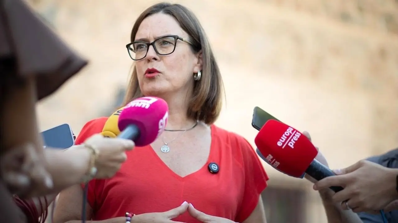 La consejera portavoz del Gobierno de Castilla-La Mancha, Esther Padilla, atendiendo a los medios de comunicación en el Parlamento regional