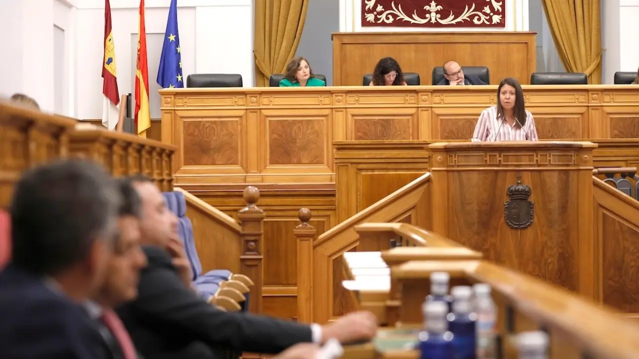 La consejera de Bienestar Social, Bárbara García Torijano, durante su intervención en el pleno de las Cortes de Castilla-La Mancha este jueves