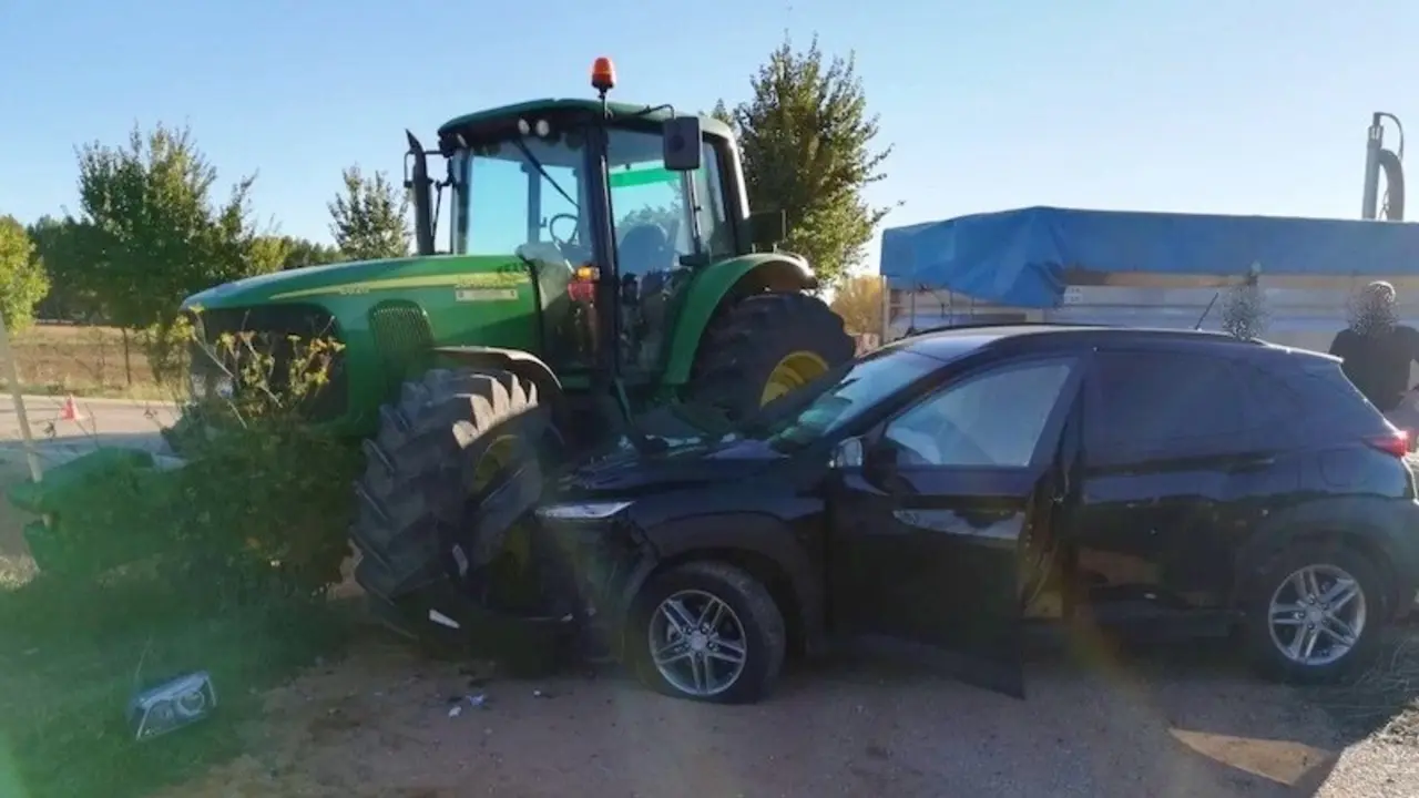 Imagen de archivo de un accidente de tráfico con un coche y un tractor implicados