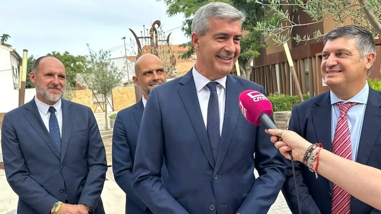 El secretario general del PSOE en la provincia de Toledo, Álvaro Gutiérrez, atendiendo a los medios de comunicación este sábado en Cedillo del Condado