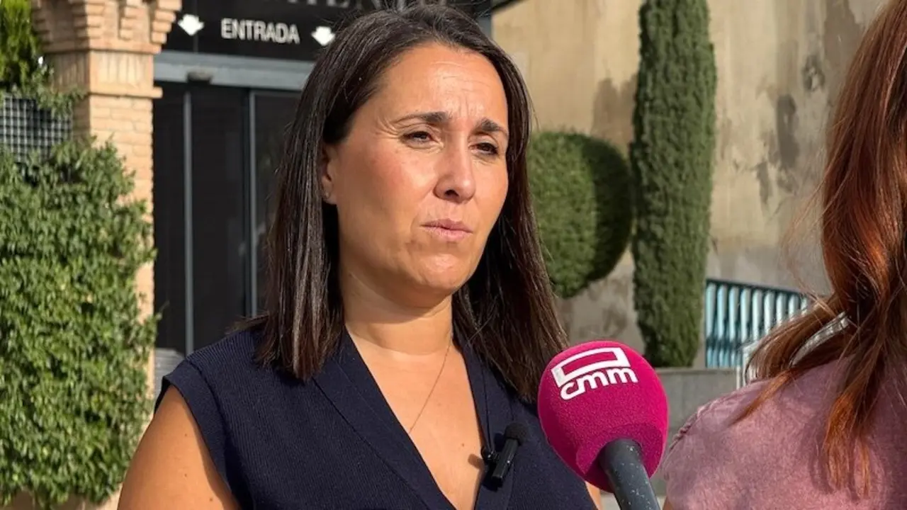 La portavoz del PP de Castilla-La Mancha, Alejandra Hernández, atendiendo a los medios de comunicación este sábado en Illescas (Toledo)
