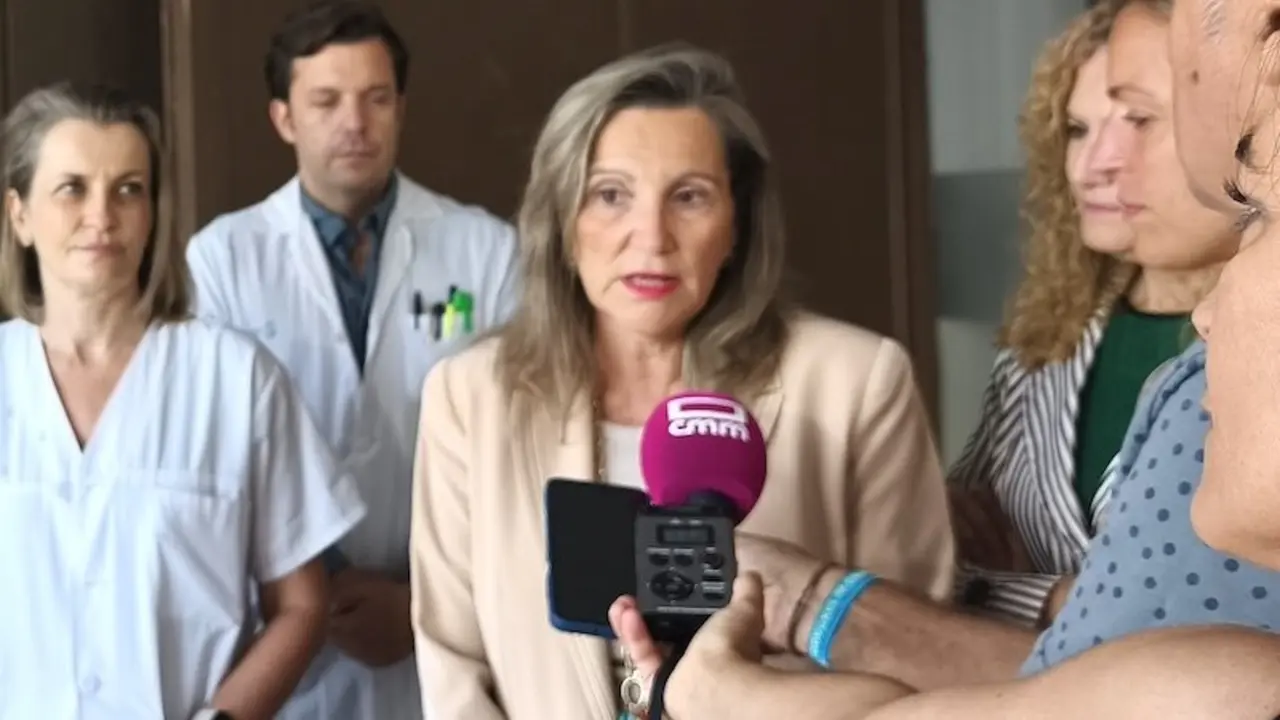 La directora general de Atención Primaria, Ángeles Martín Octavio, atendiendo a los medios este sábado en Sigüenza (Guadalajara)