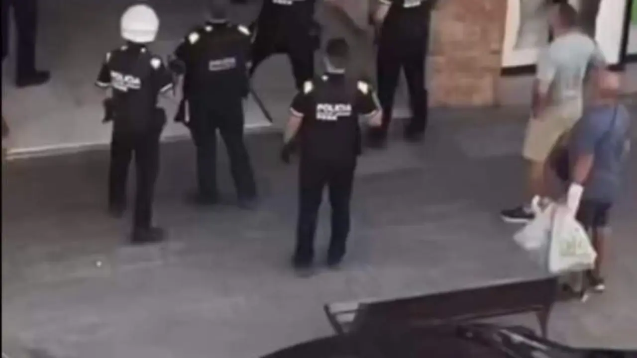 VIDEO. Un joven armado con un cuchillo ataca a peatones y agentes de la policía
