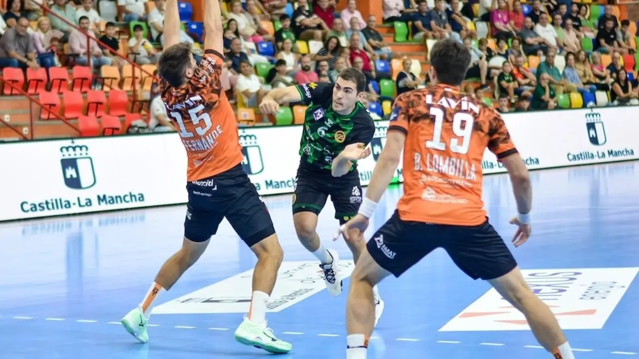 El Cuenca roza el triunfo pero un gol agónico da la victoria al Torrelavega (27-28) - Fotografía: J.A. Lillo