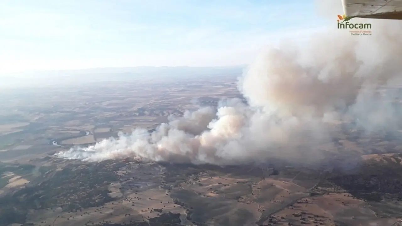 Medios terrestres trabajan para sofocar el incendio de Polán, que baja a nivel 0