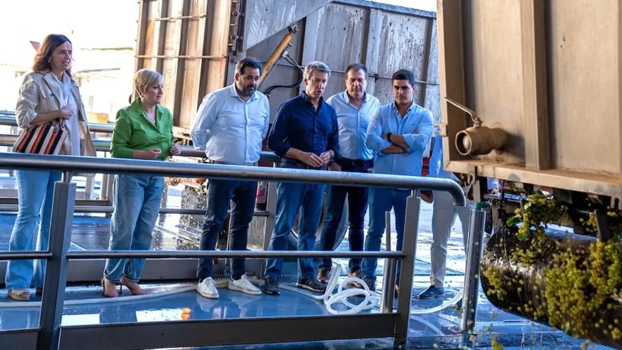 El presidente del PP, Alberto Núñez Feijóo, acompañado del presidente regional del partido, Paco Núñez, durante la visita a la cooperativa de Membrilla (Ciudad Real)