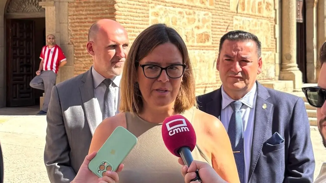 La consejera portavoz del Gobierno de Castilla-La Mancha, Esther Padilla, atendiendo a los medios de comunicación este domingo en Los Navalmorales (Toledo)