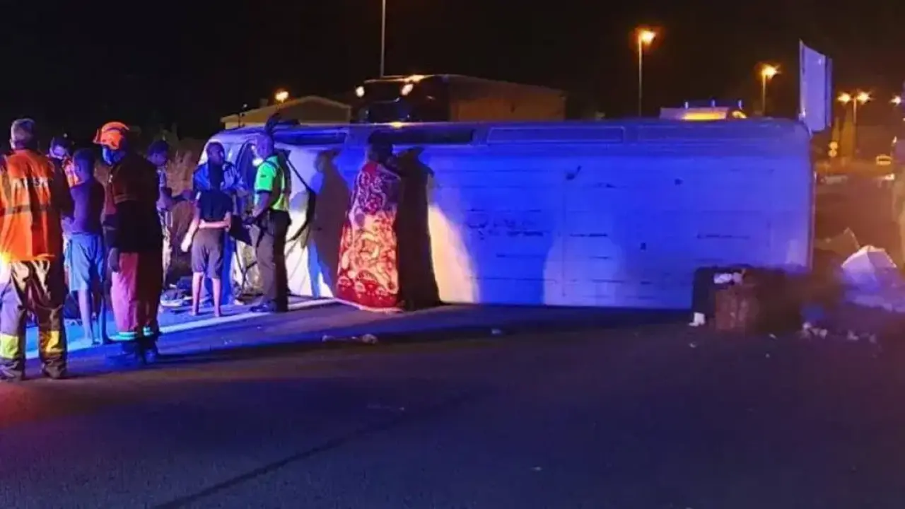 Imagen de archivo de un accidente de tráfico con una furgoneta implicada tras salirse de la vía y volcar