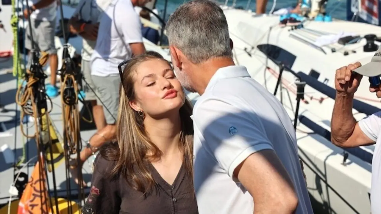 En la imagen de archivo la princesa Leonor saluda a su padre el rey Felipe VI este verano en Mallorca