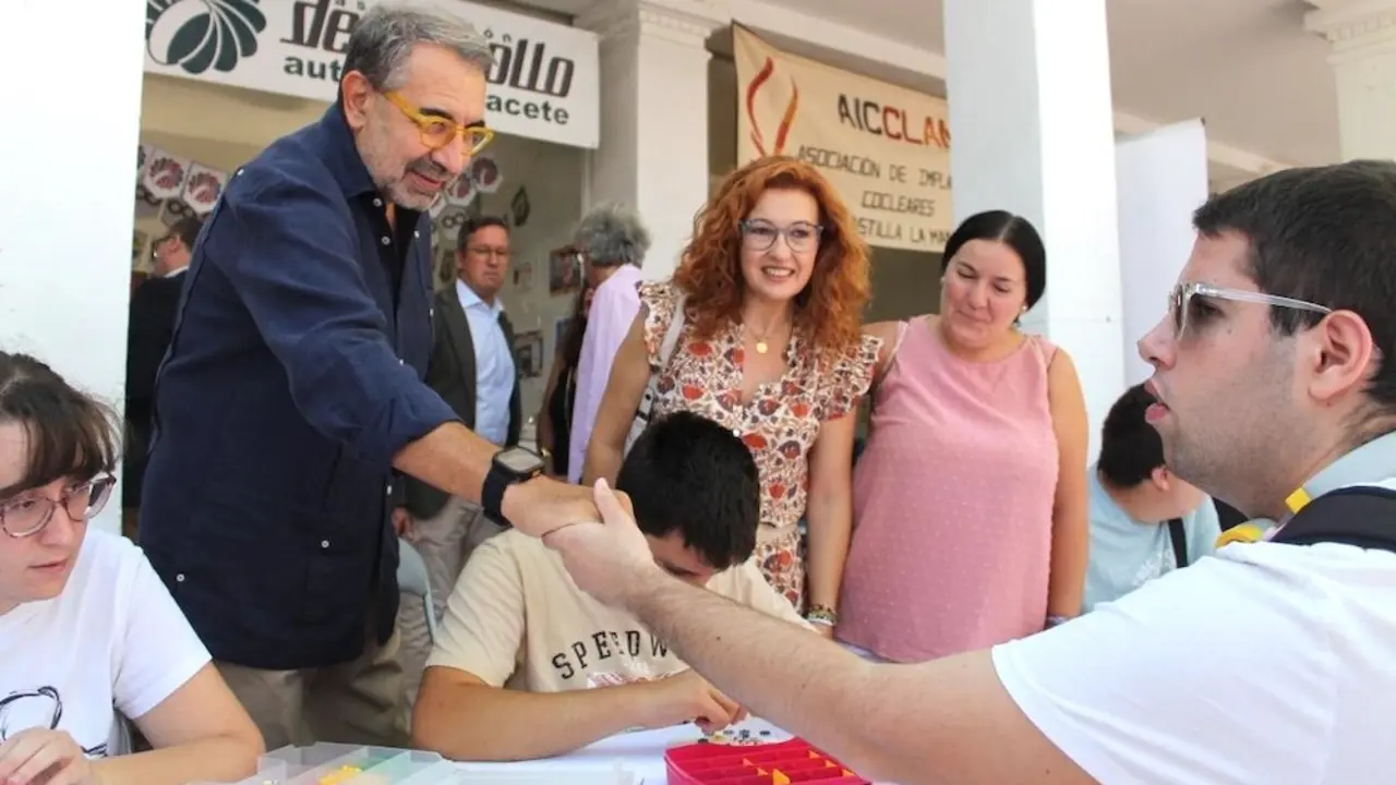 El consejero de Sanidad de Castilla-La Mancha, Jesús Fernández Sanz, durante la visita que ha realizado a los stands de las asociaciones sociosanitarias en la Feria de Albacete