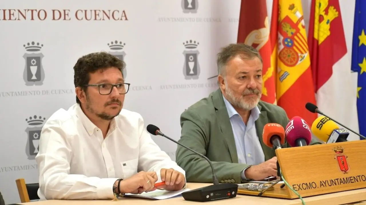 El alcalde de Cuenca, Darío Dolz (d), durante la rueda de prensa que ha ofrecido junto al concejal de Urbanismo, Adrián Martínez (i)