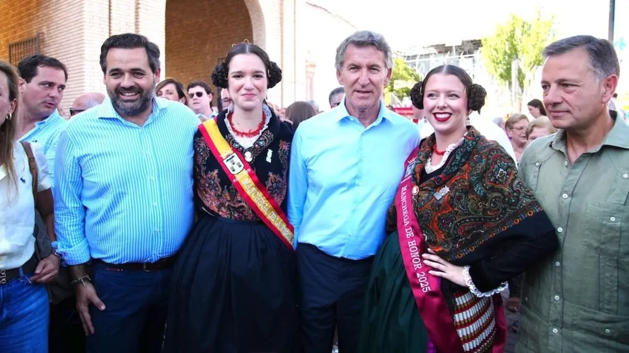 El presidente del PP, Alberto Núñez Feijóo, este lunes durante la visita que ha realizado a la Feria de Albacete