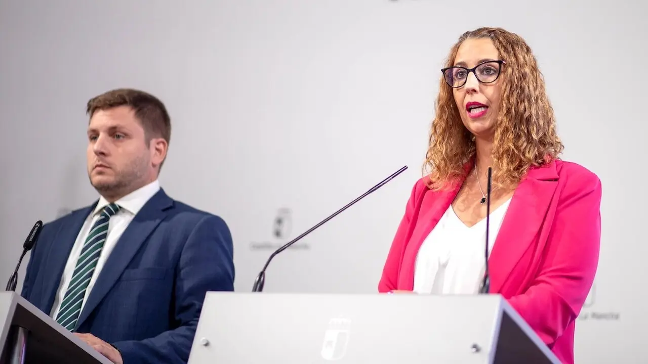 El consejero de Fomento de Castilla-La Mancha, Nacho Hernando, junto a la consejera de Igualdad, Sara Simón, durante la rueda de prensa tras la reunión del Consejo de Gobierno