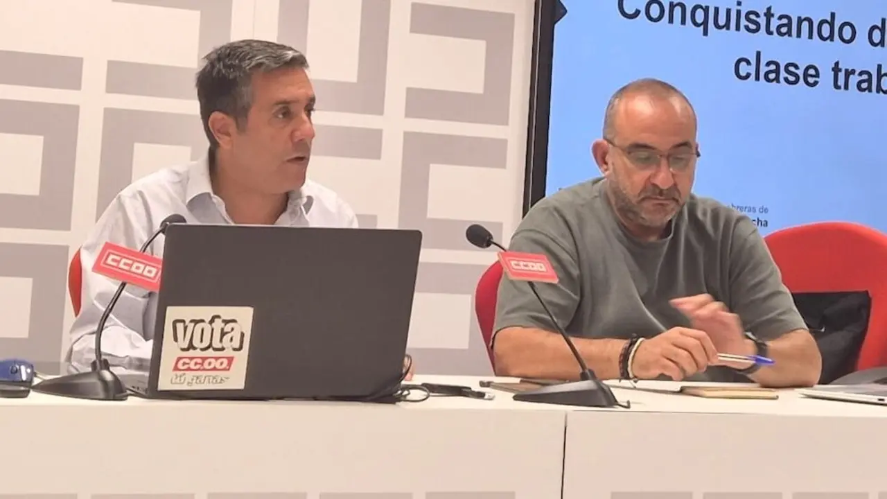 El secretario general de CCOO Castilla-La Mancha, Javier Ortega, junto al secretario confederal de Acción Sindical, Javier Pacheco, en rueda de prensa
