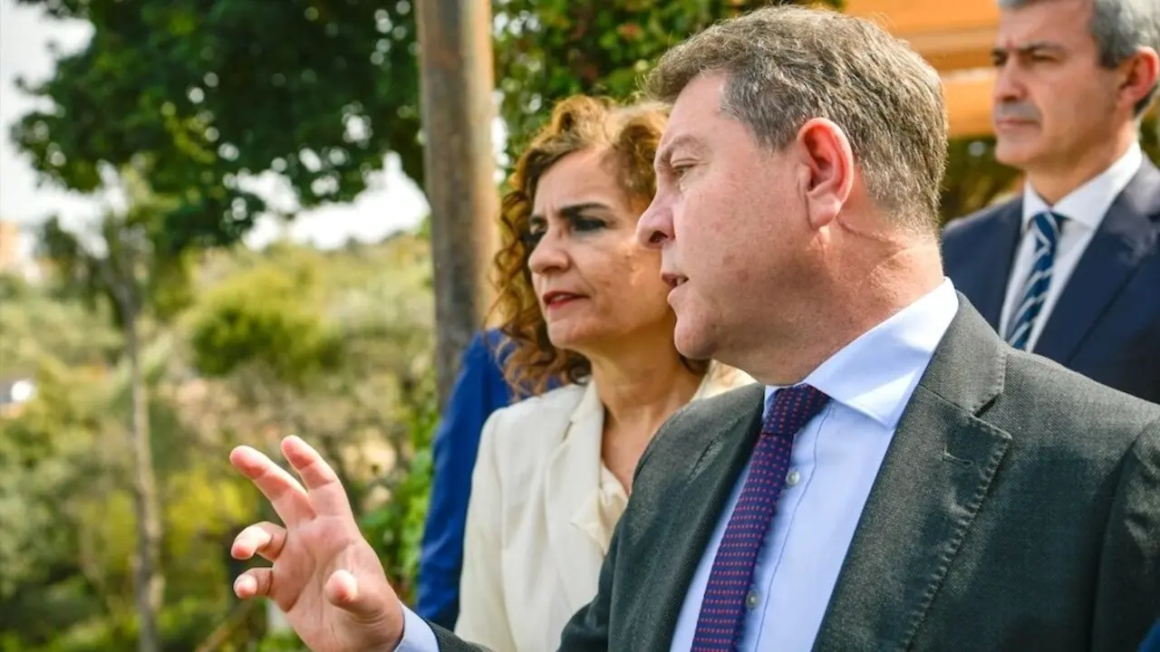 La vicepresidenta primera del Gobierno de España y ministra de Hacienda, María Jesús Montero, en una imagen de archivo junto al presidente de Castilla-La Mancha, Emiliano García-Page