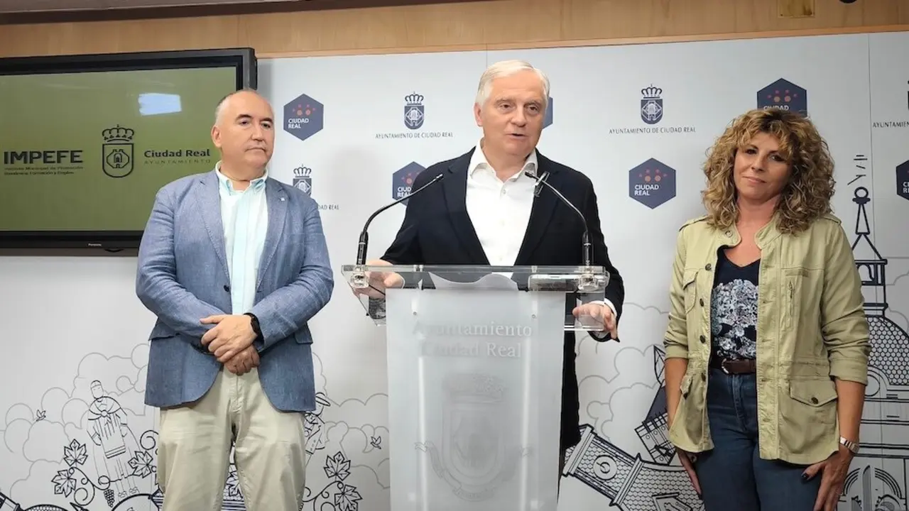 El alcalde de Ciudad Real, Francisco Cañizares, ha informado sobre el nuevo plan de empleo joven
