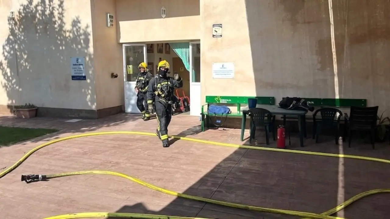 Los bomberos de Cuenca sofocan un incendio en una nave de la asociación Aspadec