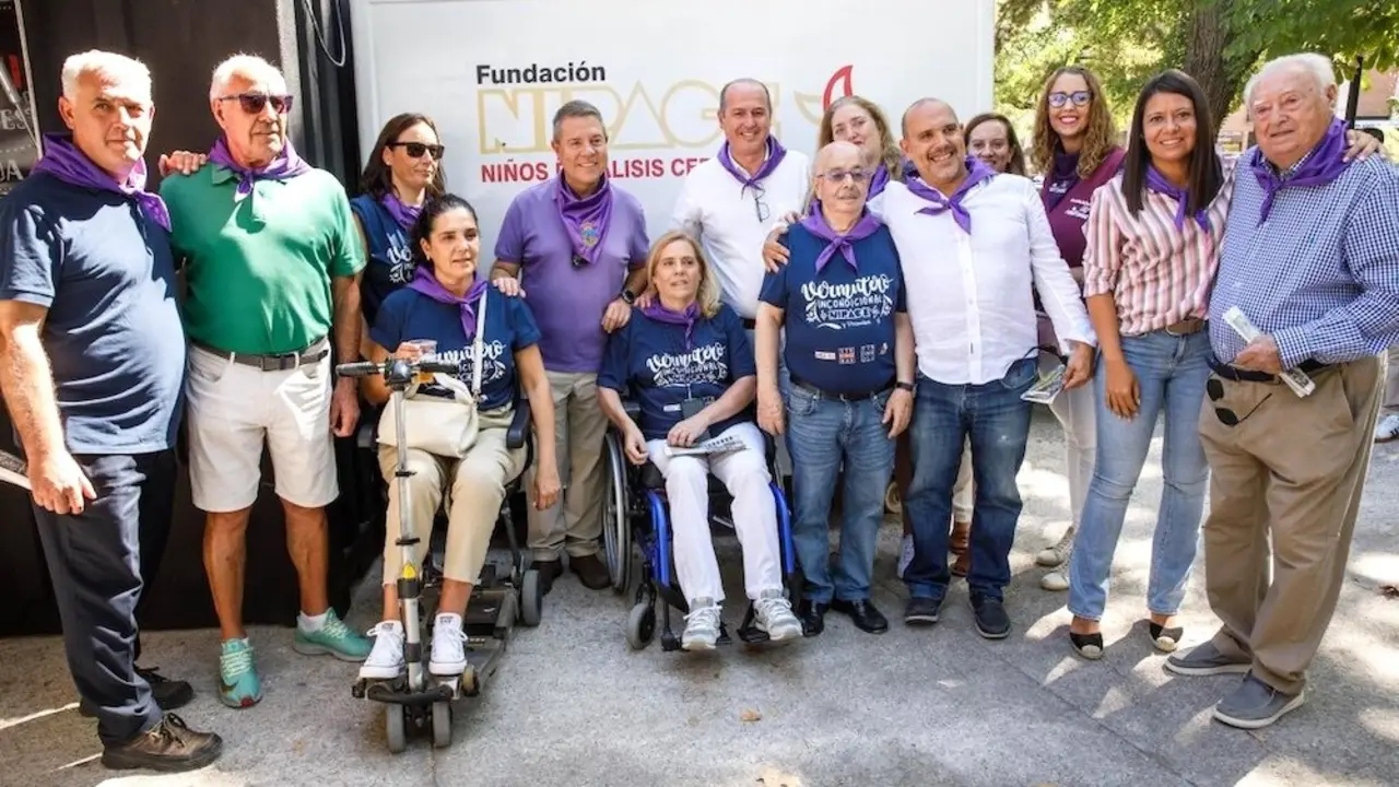 El presidente autonómico, Emiliano García-Page, visita las Ferias y Fiestas de Guadalajara y participa en el vermú solidario que organizan la Fundación Nipace y la Asociación de Esclerosis Múltiple de Guadalajara (ADEM-GU)