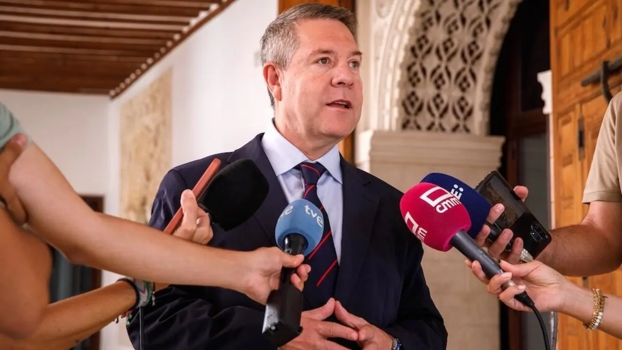 El presidente de Castilla-La Mancha, Emiliano García-Page, atendiendo a los medios de comunicación este miércoles en Toledo