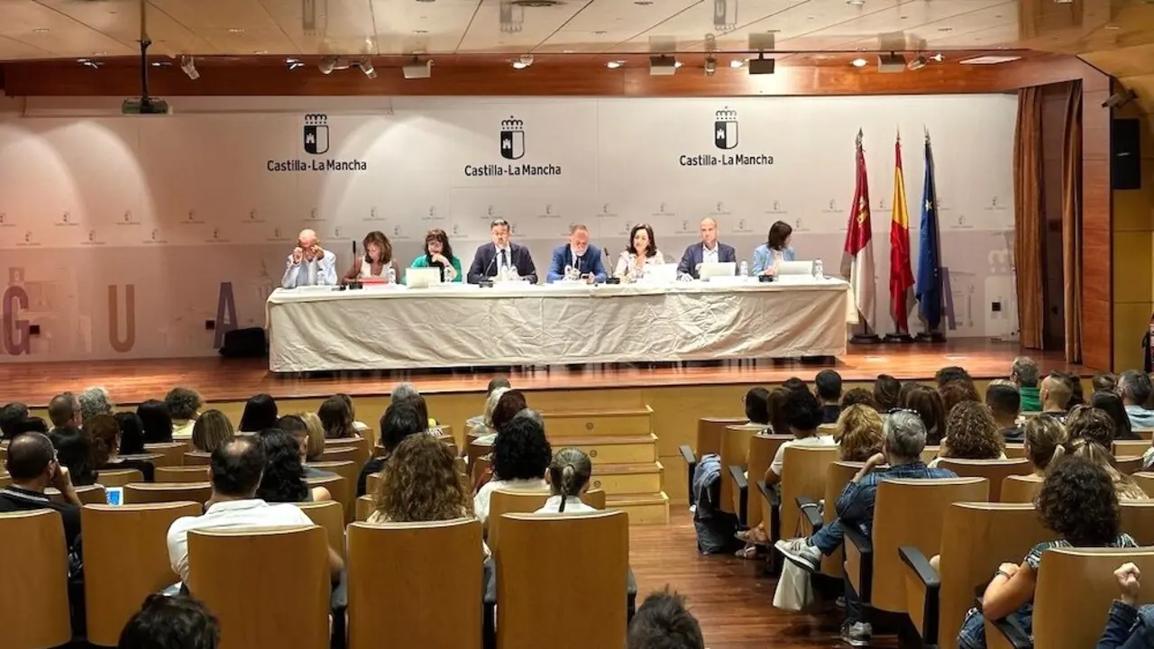 El consejero de Educación, Cultura y Deportes de Castilla-La Mancha, Amador Pastor, durante la reunión que ha mantenido con directores de centros educativos de la provincia de Guadalajara