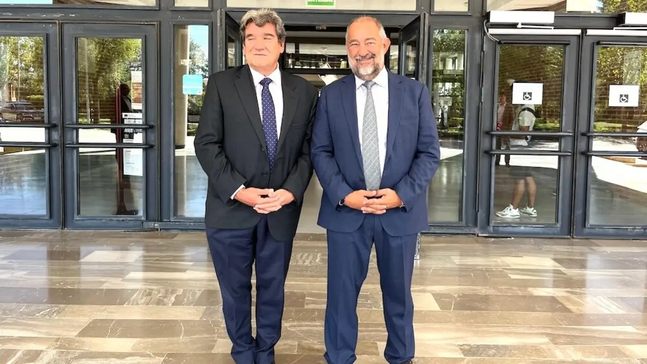 El gobernador del Banco de España, José Luis Escrivá, junto al rector de la UCLM, Julián Garde, este miércoles en la facultad albaceteña