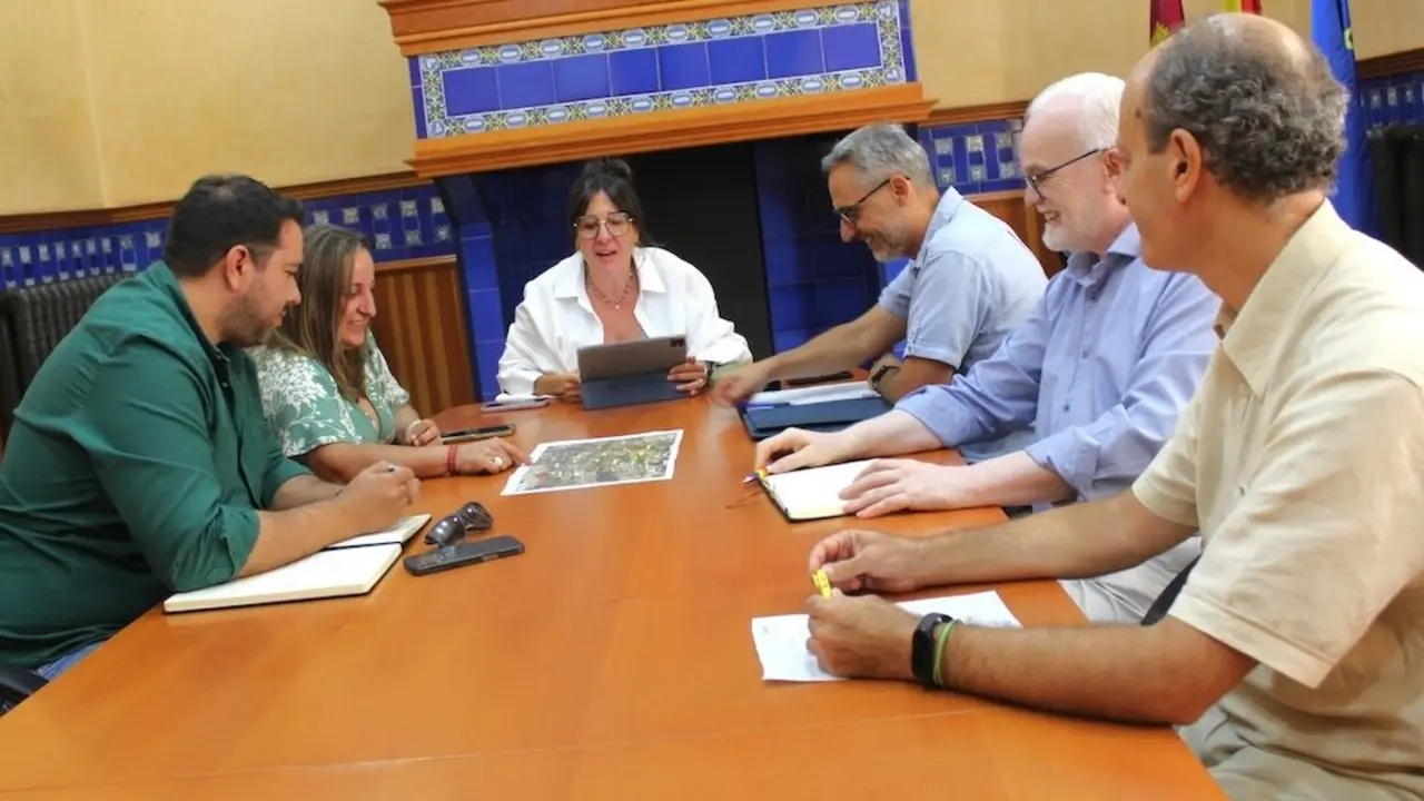 La delegada de la Junta en Ciudad Real, Blanca Fernández, junto a los alcaldes de Castellar y Torrenueva