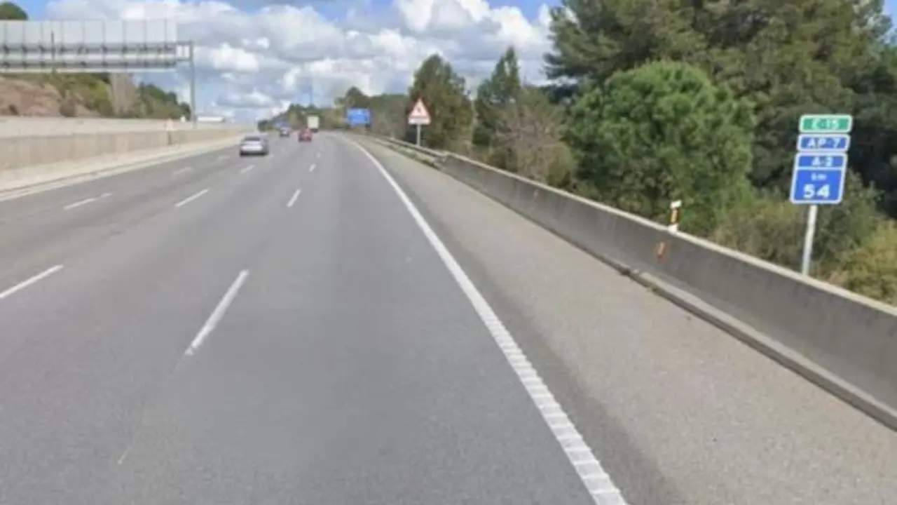 Hace señales a otro coche para que pare y robarle y podrían haber acabado muertos