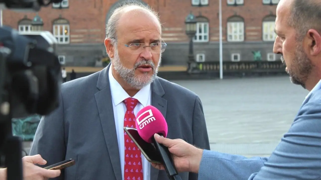 El vicepresidente primero del Gobierno de Castilla-La Mancha, José Luis Martínez Guijarro, atendiendo a los medios de comunicación este jueves en Copenhague (Dinamarca)