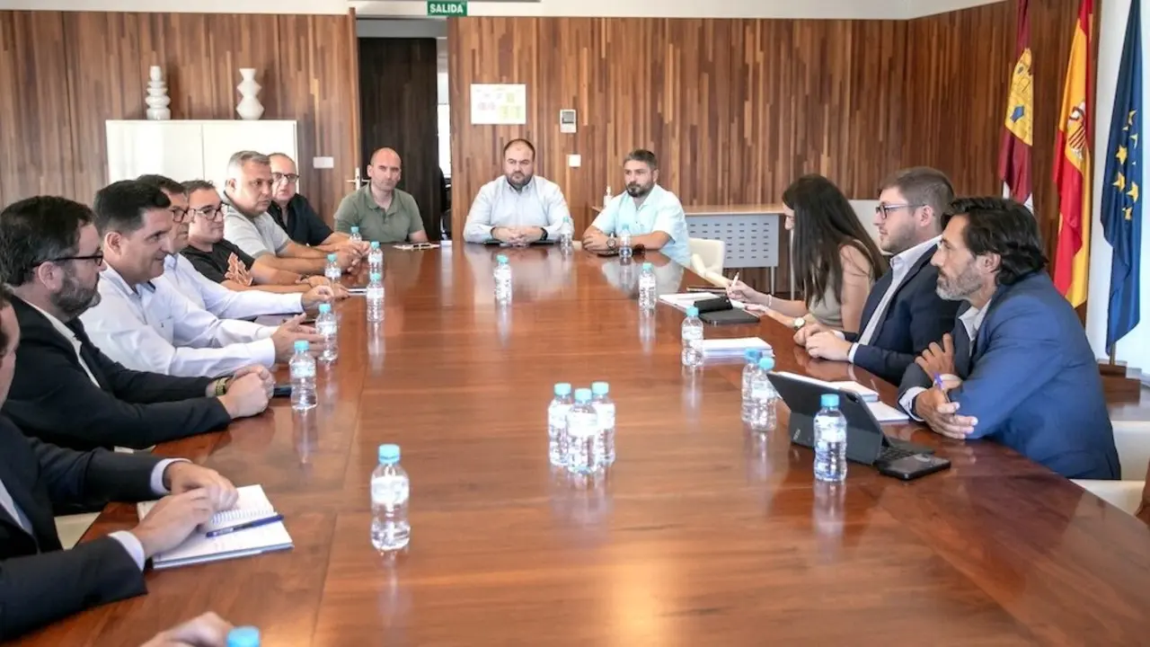 El consejero de Fomento de Castilla-La Mancha, Nacho Hernando, se reúne con la Federación Regional del Taxi en la sede de la Consejería de Fomento en Toledo