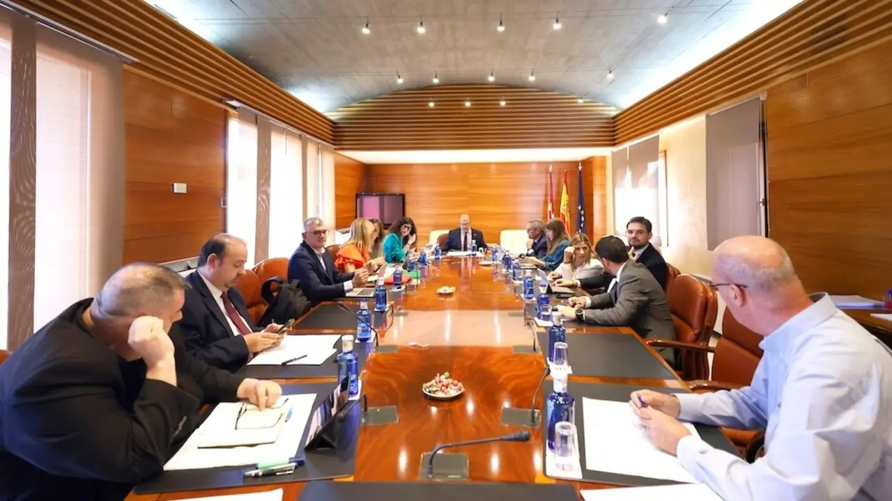 En la imagen un instante de la reunión de la Junta de Portavoces y Mesa de las Cortes de Castilla-La Mancha celebrada este jueves en el Parlamento