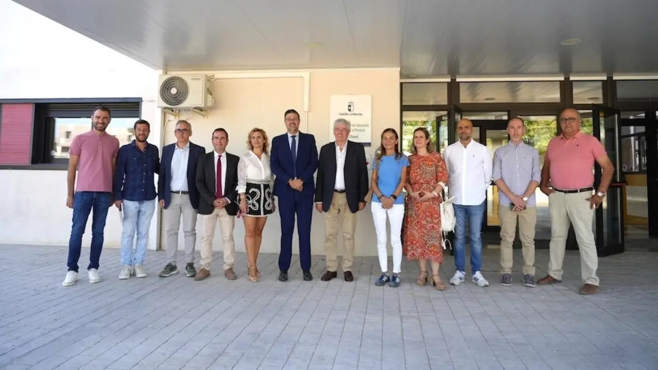 El consejero de Educación, Cultura y Deportes, Amador Pastor, durante la visita que ha realizado al CEIP ‘Rosa Chacel’ de Illescas (Toledo)