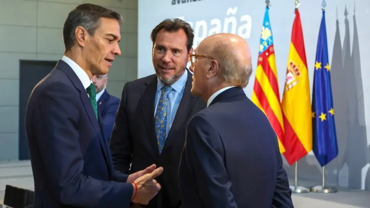 El presidente del Gobierno, Pedro Sánchez, conversa con el ministro de Transportes y el presidente de Aena tras la presentación del plan de inversiones en los aeropuertos españoles