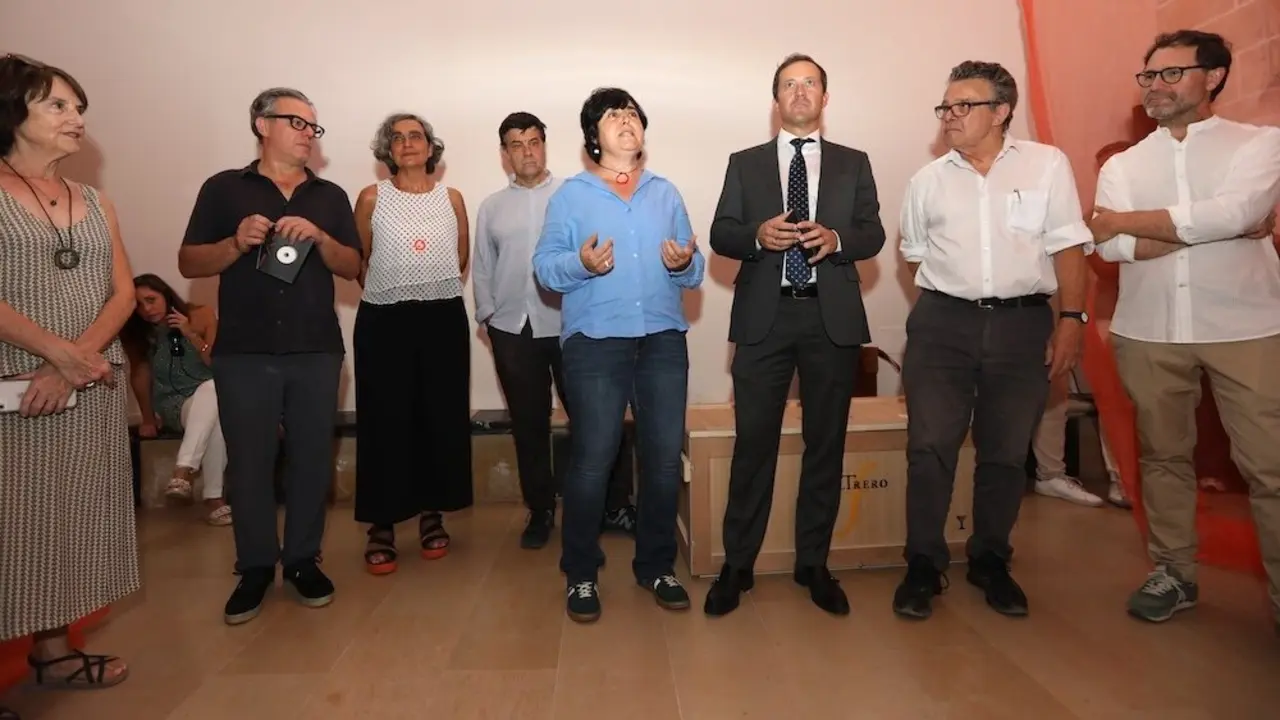 El alcalde de Toledo, Carlos Velázquez, ha inaugurado este jueves la exposición 'La Matemática de la Emoción' en el Oratorio San Felipe Neri de Toledo
