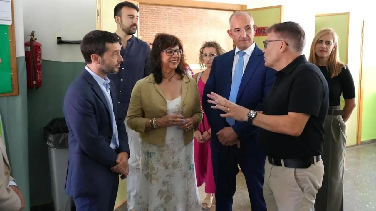 El ministro de Derechos Sociales, Consumo y Agenda 2030, Pablo Bustinduy, durante su visita al CEIP albaceteño 'Ana Soto' que están trabajando en una iniciativa para "limitar y restringir la publicidad de alimentos insanos dirigida al público infantil"