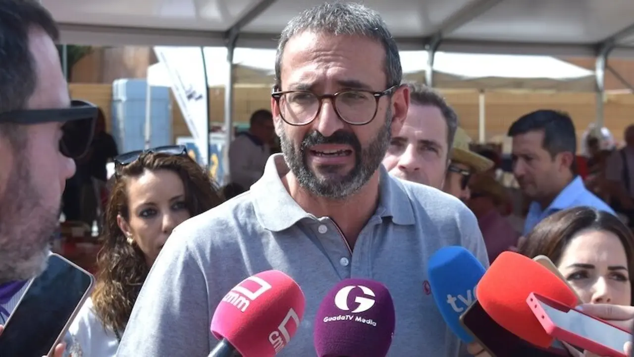 El secretario de Organización del PSOE de Castilla-La Mancha, Sergio Gutiérrez, atendiendo a los medios de comunicación este viernes en Guadalajara