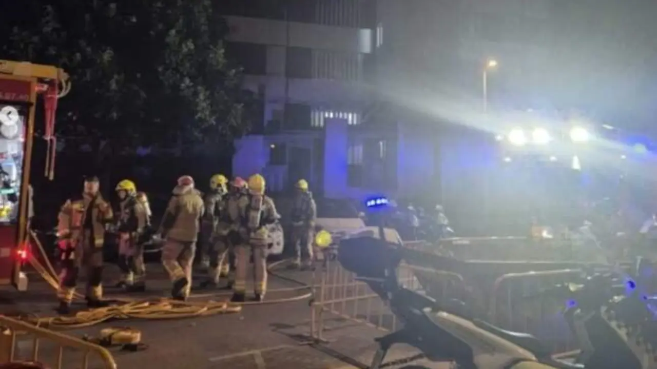 Heridos y vecinos atrapados en sus viviendas al incendiarse un piso en un bloque