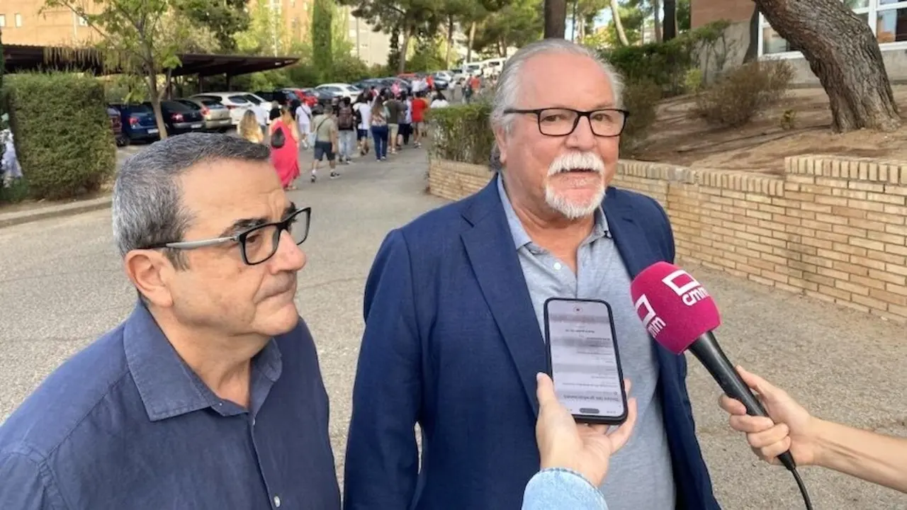 El director general de Función Pública, José Narváez (d), atendiendo a los medios este sábado en Toledo junto al gerente de CERMI Castilla-La Mancha y presidente de la Mesa del Tercer Sector, José Antonio Romero